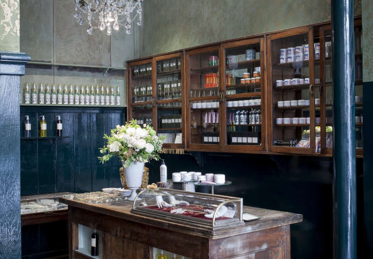 A Collective Interior Hotel Mass in Pigalle Paris portrait 33