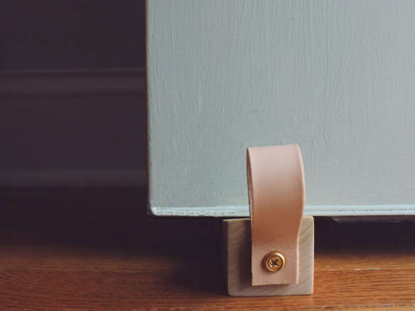diy leather door wedge via homemade by carmona annabode 4  