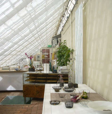 manos shop interior 2