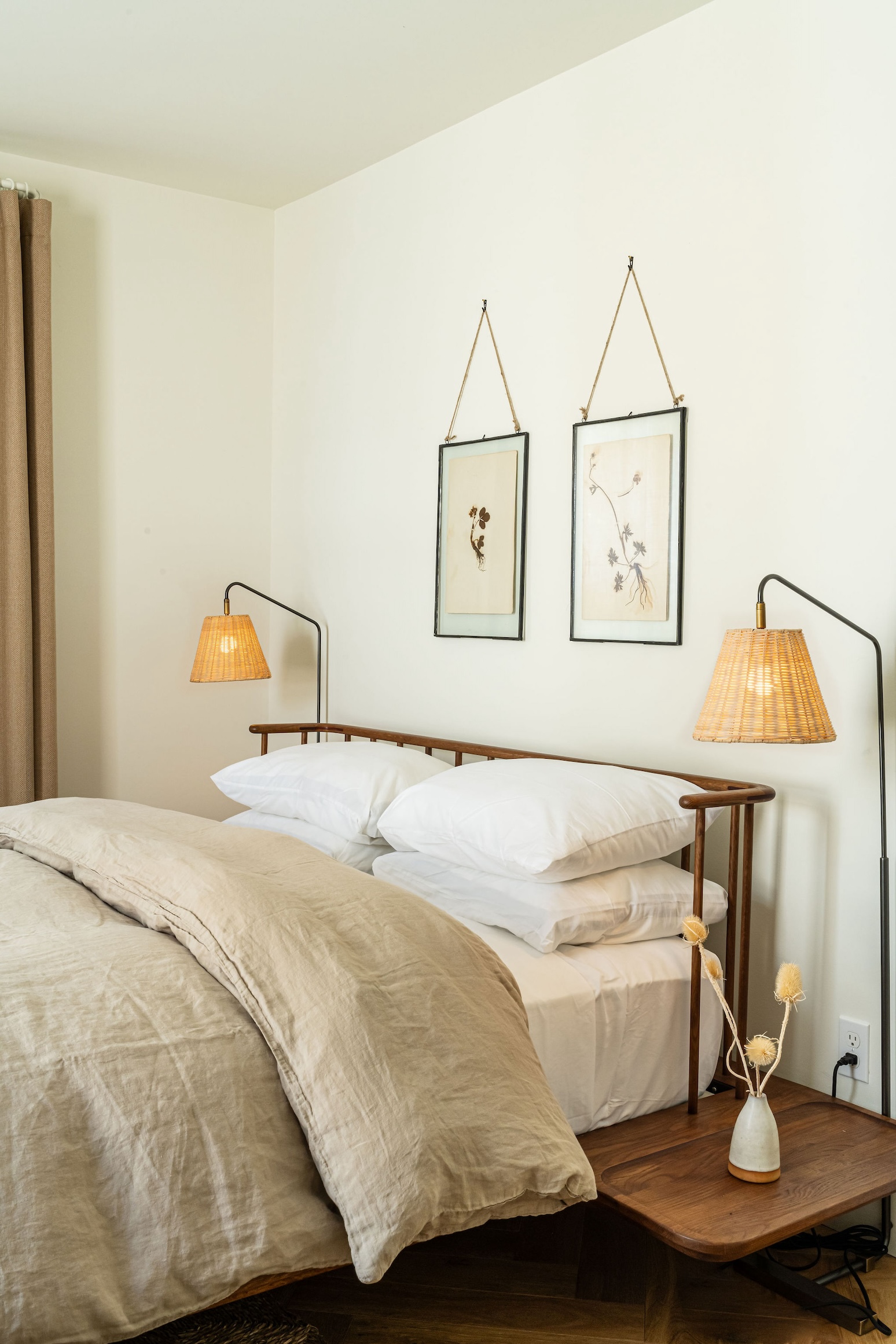 the larger of the two upstairs bedrooms has a  distrikt bed with built in side 27