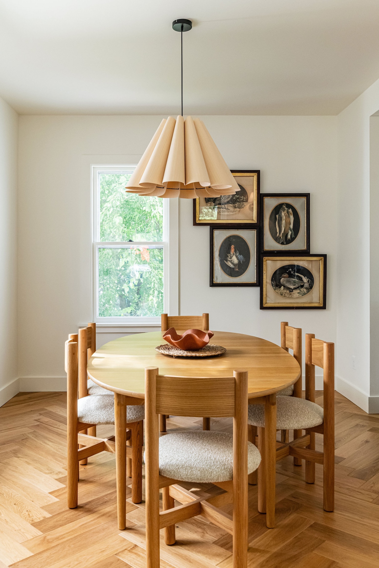 the jari ellipse dining table is surrounded by house of léon teddy dining chai 22